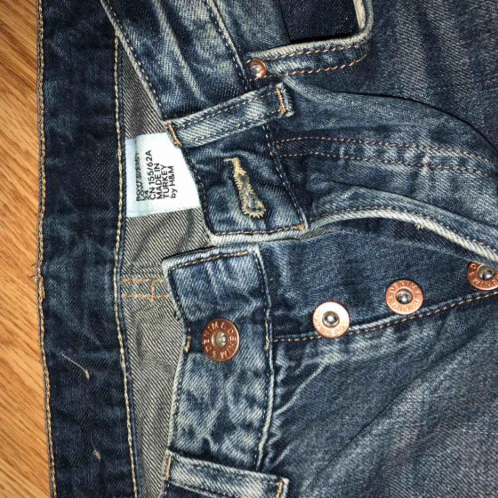 Slitna boyfriend jeans från hm, använda ett fåtal gånger, supersnygg passform med mellanhög midja, plus att rumpan blir fenomenal i dessa! ;) Storlek: XS/24 Skickar mot frakt eller så möts vi i centrala Sthlm. Jeans & Byxor.