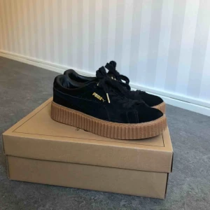  - Puma by Fenty skor använda kanske 4 gånger. Älskar dem men har så extremt många liknande. Möts helst upp i Stockholm 🌹