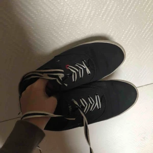  - Sneakers från Tommy hilfiger i smått använt skick. Men tvättas kanterna så ser dem helt nya ut!! Frakt tillkommer 