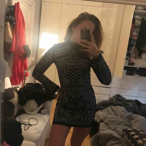 - NYÅRS OUTFIT??? Så fin klänning som jag tyvärr vill sälja nu efter att ha använt 1 gång på nyår och en gång på fest. Vill köpa nytt nu till nyår. Den följer  verkligen kroppen fint och även med polo 