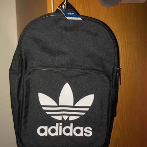  - Jag säljer en helt oanvänd adidas ryggsäck för att jag ångrade mig och är för lat för att lämna tillbaka, originalpris är 350kr (där jag köpte den) Kan tyvärr inte frakta men kan åka runt Jönköping om det behövs