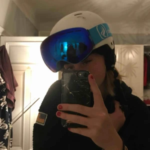  - Super fina & bra skidglasögon! Riktigt bra glas och sköna när solen ligger på! Passar på killar och tjejer!