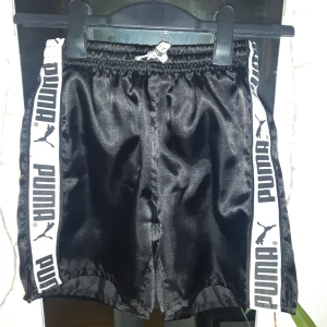  - Svarta Puma shorts som tyvärr blivit för små. Frakt tillkommer