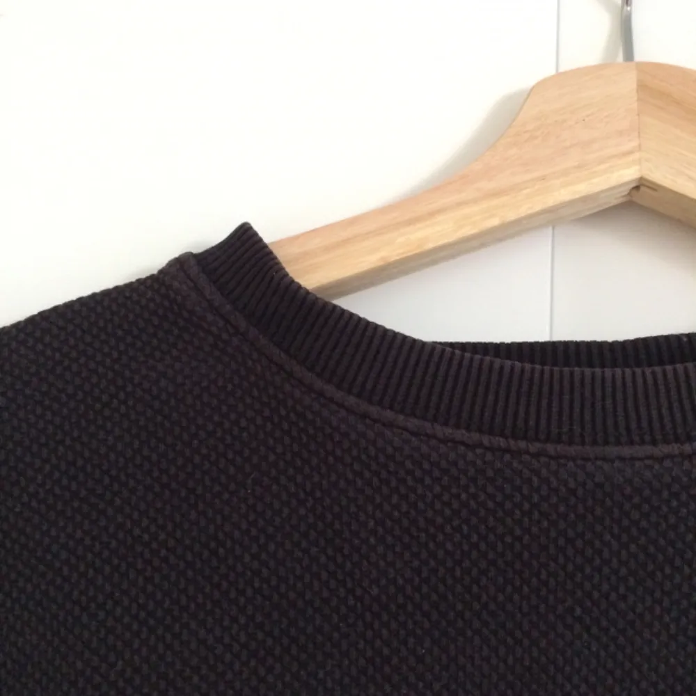 Säljer denna fina svarta tröja ifrån Pull&Bear som är perfekt nu till lite kyligare väder<3 priset är exklusive frakt. Om det är något ni undrar över ställ en fråga eller kolla gärna min profil🍃. Tröjor & Koftor.