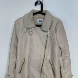  - Aviatorjacka anpassad för vinter och kyla i ljus beige nyans.