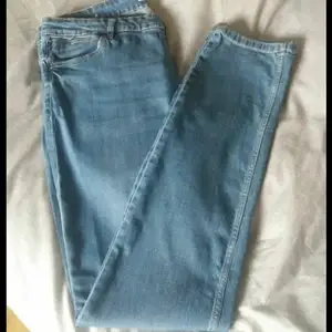 Ljus blå jeans som passar bra till L / XL. Använt de bara ett par gånger. Mycket hållbara.   Frakten betalas av köpare