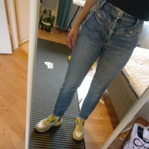  -  Jeans inköpta secondhand i Köpenhamn med najs detaljer. Säljer eftersom de är för små. Skulle rekommendera till nån med 36 i byxor! 