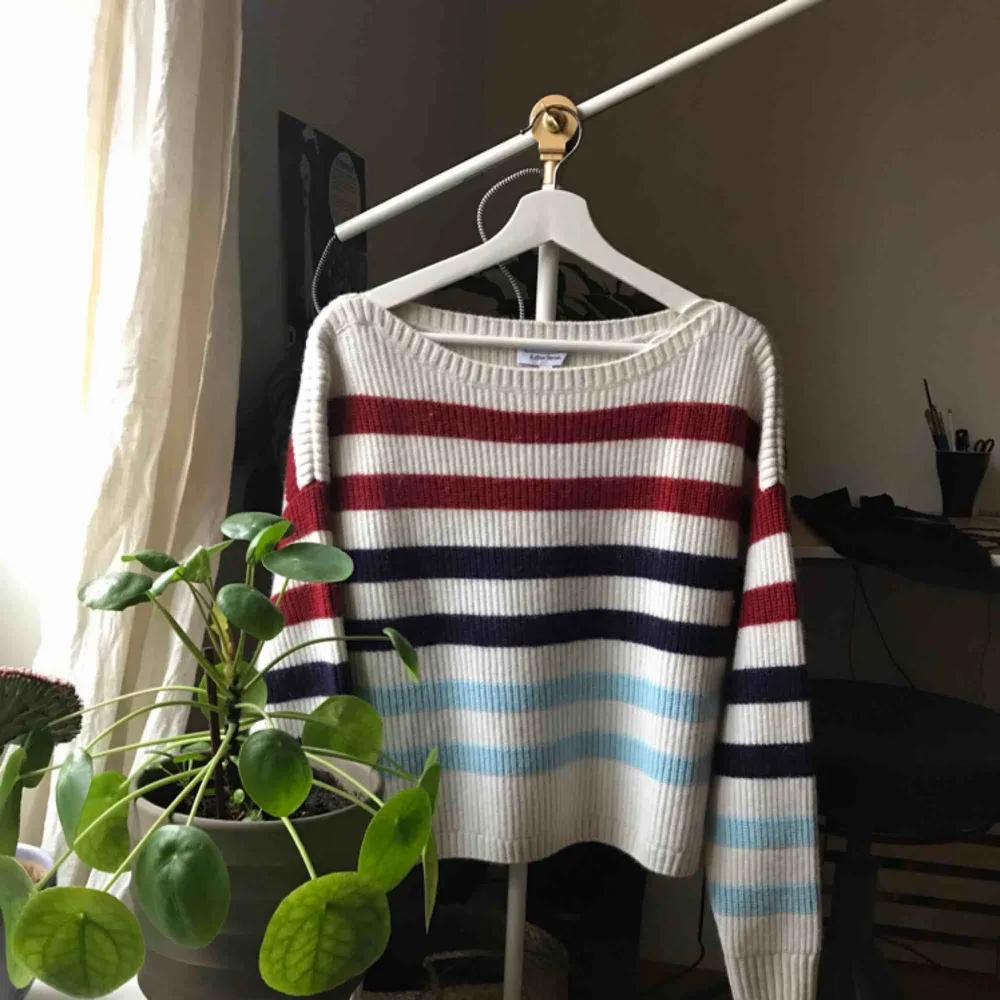 Brand new sweater from & Other Stories. Very soft and cosy! Still has tags on. I bought it on impulse a while ago hehe but not really my style. Nice loose fit and long sleeves. Shipping is extra :) . Tröjor & Koftor.