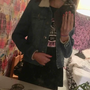 - Säljer nu min fodrade jeansjacka då den inte passade mig. Är skitsnygg och varm. Bvsa