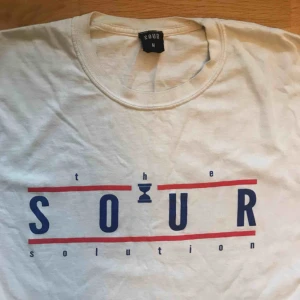  - Longsleeve från Sour Skateboards   Ingår vid köp av utöver två plagg!