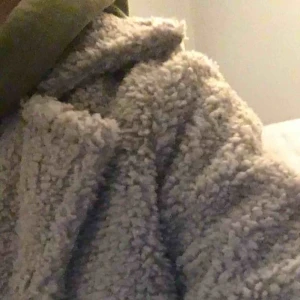  - Helt ny Teddy coat med prislapp kvar. Passar storlek S/M beroende på hur man vill att den ska sitta 