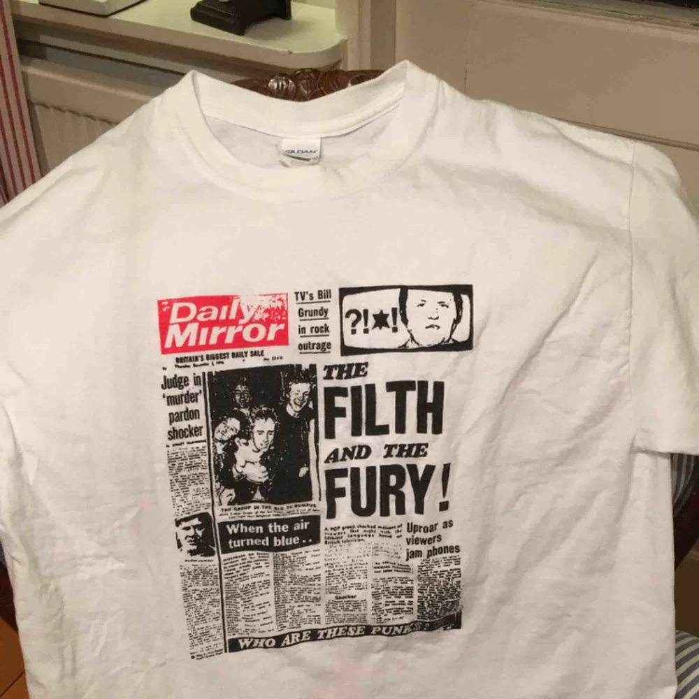 Sex Pistols t-shirt med det ökända omslaget ”who are these punks?”. Storlek L. Kan mötas i Örebro eller frakt (30kr).. T-shirts.