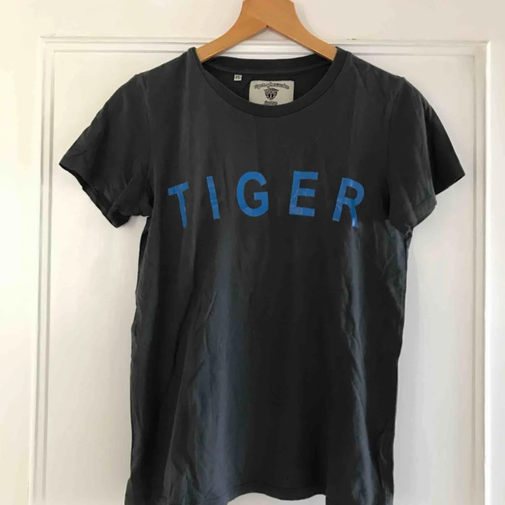 Tisha från Tiger of Sweden. Köparen står för frakt 💌. T-shirts.