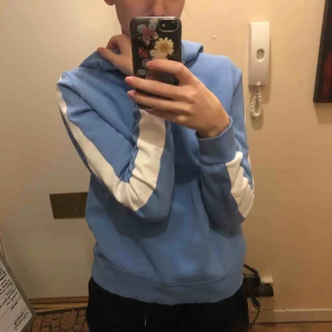  - Blå mysig hoodie från Gina Tricot. Använt två gånger. Jätte bekväm! Tyvärr har det blivit ett litet hål vid armen, men går lätt att sy. Kom med ett eget pris. Vill gärna bli av med den. 🌹