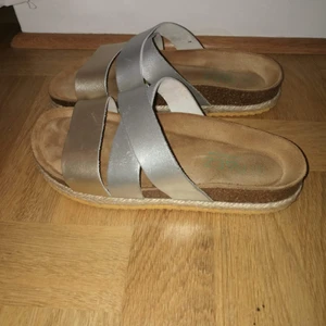  - Sandaler från Paez med guld- och silverremmar, storlek 37. I princip oanvända då de är för smala för mig, men remmarna har skavt bort lite färg från varandra.