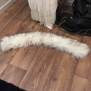  - Hollies pälskrage passar hollies och rock n blue jackor . Aldrig använd köptes för 1månad sen. 