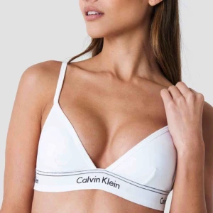  - Helt oanvänd topp/bh från CK. Lappen finns kvar. Liten i storleken så passar S/mindre M Pris inkl frakt