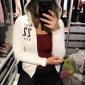  - Mysig luvtröja från Hollister, perfekt till kyligare dagar🙌🏼🍁 köpt för något år sen och använt otroligt sparsamt. Några slitningar på trycket (se bild 3) och därav det låga priset😊 frakt ingår i priset!!!  📩😘🤩