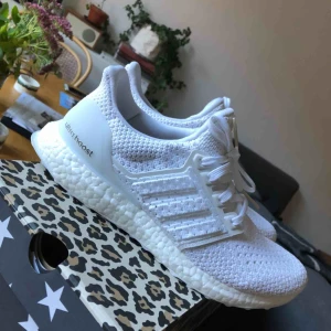  - Adidas Ultra Boost! På riktigt skönaste skorna jag haft!!! Har redan ett par så därför säljer jag. Helt oanvända. Nypris:2000kr