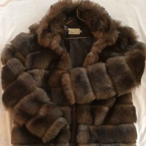  - Faur fux jacka från Nelly. Använd ca 2-3 gånger så är som ny! Nypris 799:- Köparen står för frakten och jag använder mig av swish! ✨