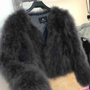  - Fjäderpäls i storlek M men passar både s och m. Hel o ren🌟