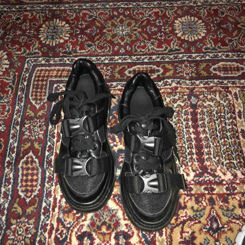 Skitsnygga svarta platåskor med coola detaljer. Älskar dessa skor men kommer aldrig till användning då jag har för många par 😬 hoppas de kan hitta ett nytt hem då dem kmr till användning. Möts i sthlm elr frakt 💕. Skor.