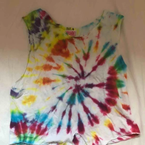  - Tie dye crop top som knyts längst ner. Köpt second hand 