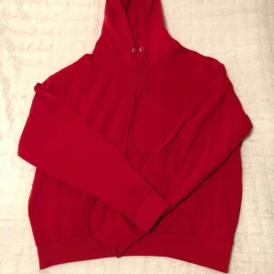  - Hoodie från Weekday. Möts upp i Stockholm eller postar, köparen står för frakt.