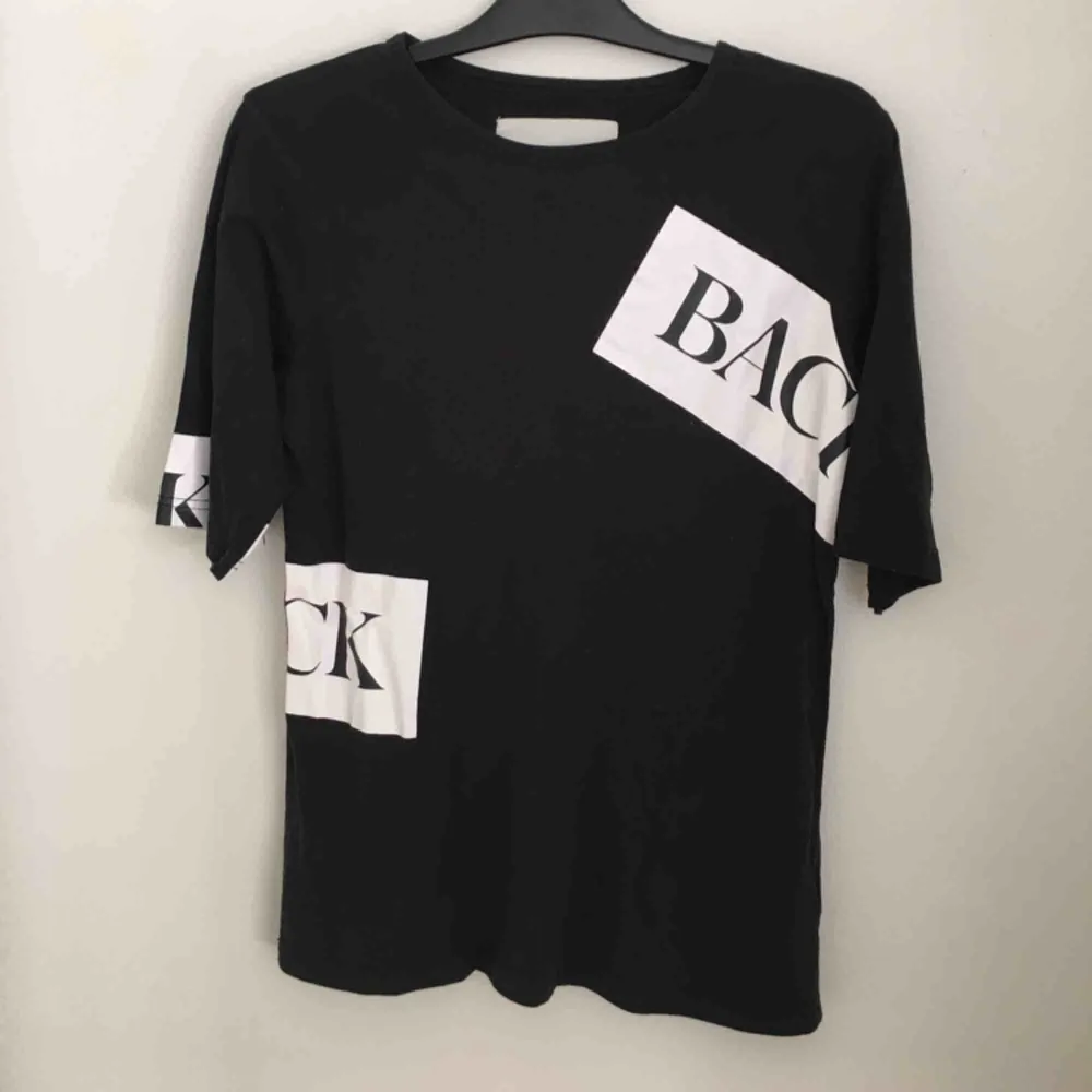 En svart t-shirt från Back.. T-shirts.