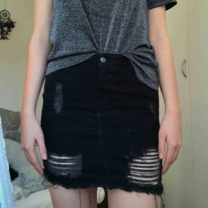  - Jeanskjol med slitningar! Medelhög i midjan och stretchigt material som sitter bra. . Köparen står för frakten 💓🍒