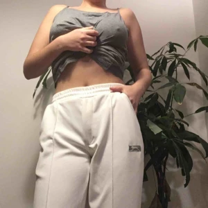  - Vintage Puma vita kostym byxor som sitter som en smäck på och är sjukt bekväma!😍🔥 har några små fläckar längst ner men det ej synliga när plagget är på. Köparen står för frakt och jag tar swish💕🤙