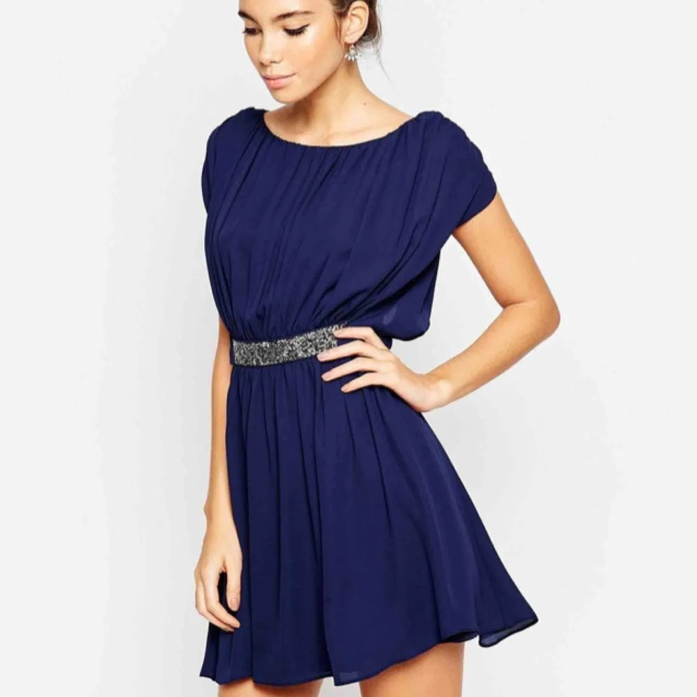 ASOS Embellished Waist mini skater dress Strl XS I färgen Navy (mörkblå). Klänningar.