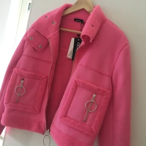  - Rosa jacka från boohoo med prislappar kvar aldrig använd. 