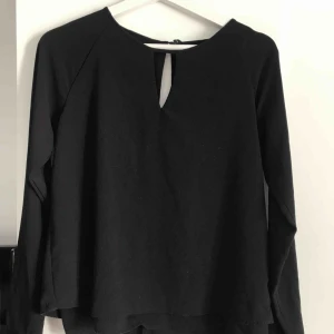  - Svart blus från vero Moda med en snygg detalj på framsidan. Använd ett antal gånger. Blusen är lite nopprig därav de låga priset. 