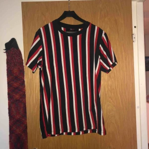  - En t-shirt från zara, storlek L 80 kr + frakt som ligger på (55kr) = 135 kr allt som allt ❤️