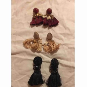  - Super fina fest/events örhängen från hm ! Köpta för 99 kr styck! Paket pris för alla tre 129 kr - Aldrig använda (SVARTA ÖRHÄNGERNA ÄR SÅLDA)