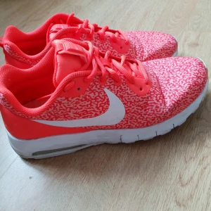  - snygga rosa nike airmax skor i storlek 38, små i storleken. säljer pga för små. använda fåtal gånger. nypris 800kr. pris går att diskutera