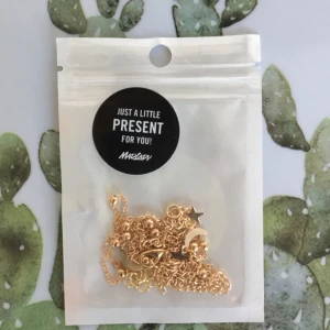  - Halsband, aldrig använt. Fick med i glossybox. Man får med en 20% kod på Madlady också.   Kan fraktas.