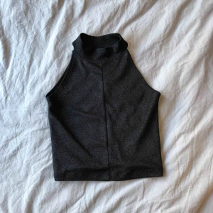  - Glittrigt linne från Gina Tricot. Oanvänd! Pris: 20kr+frakt