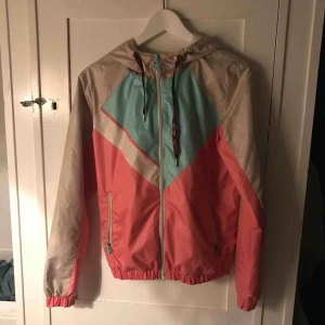  - Vindjacka från PULL&BEAR i storlek s. Superfint skick! Kam mötas upp i Uppsala, annars står köparen för frakt! 