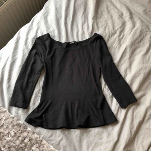  - Svart tröja med volanger nedan. Pris: 20kr+ frakt