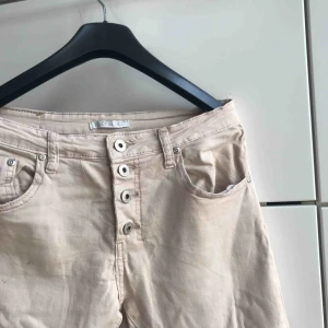  - Smått baggy, tighta över rumpa o lår, lite lösa vid vaderna! Ljust smutsrosa😍