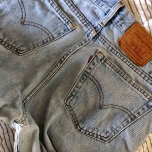  - Levisjeans - vet ej modell men misstänker 550. Hög midja. Säljes pga passar ej mig. 