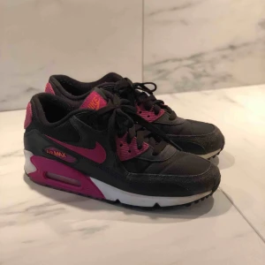  - Nike Air Max, rosa/svarta, sparsamt använda. Storlek 39