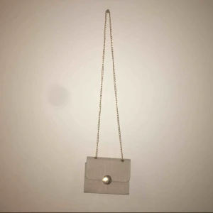  - En crossbody bag I färgen beige, köpt för 299kr och sälj för 110kr. 