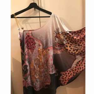  - Säljer denna unika och otroligt detaljerade klänning från Christian Audigier (en av skaparna till EdHardy).  Inköptes på NK för några år sen för 3780kr. Säljer den för 1500kr inkl frakt. Vid snabb affär kan jag sälja den för 1000kr inkl frakt. 