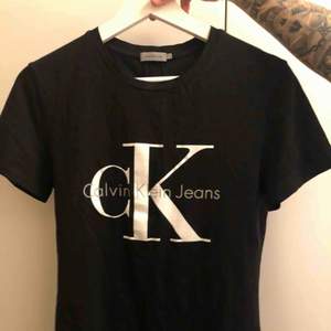 Äkta calvin Klein t-shirt aldrig använd 