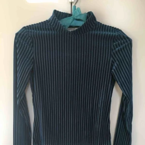  - Långärmad tröja från Monki. Ribbad i ’sammet’ med polo/turtleneck i trukos fin färg!💛