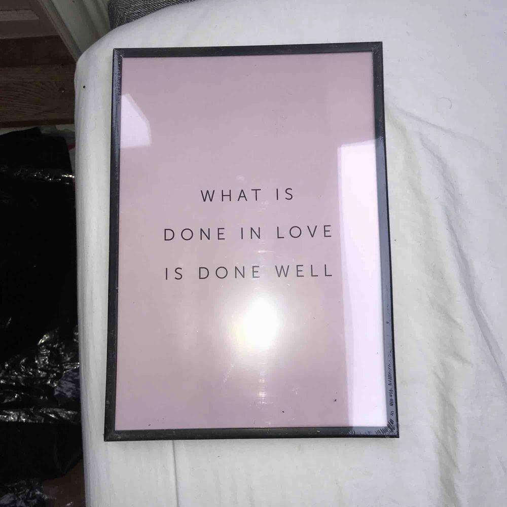 En tavla där det står ’what is done in love is done well’, den är inte ens öppnad! Ram ingår också!. Övrigt.