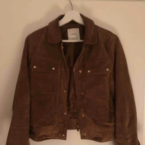  - Mocka jacka från mango, jättefin men har för många jackor hehe ☹️ perfekt skick. 